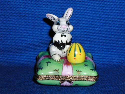 BUNNY W/ EGG ON PILLOW